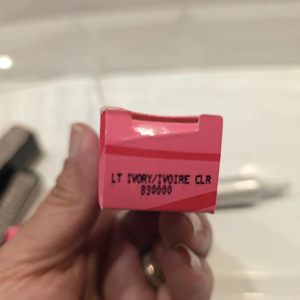 Mary Kay MK Signature Concealer LIGHT IVORY .5 oz 8300 NIB - Hard to Find Shade